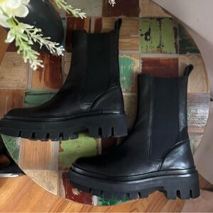 Black Women's Chelsea Boots